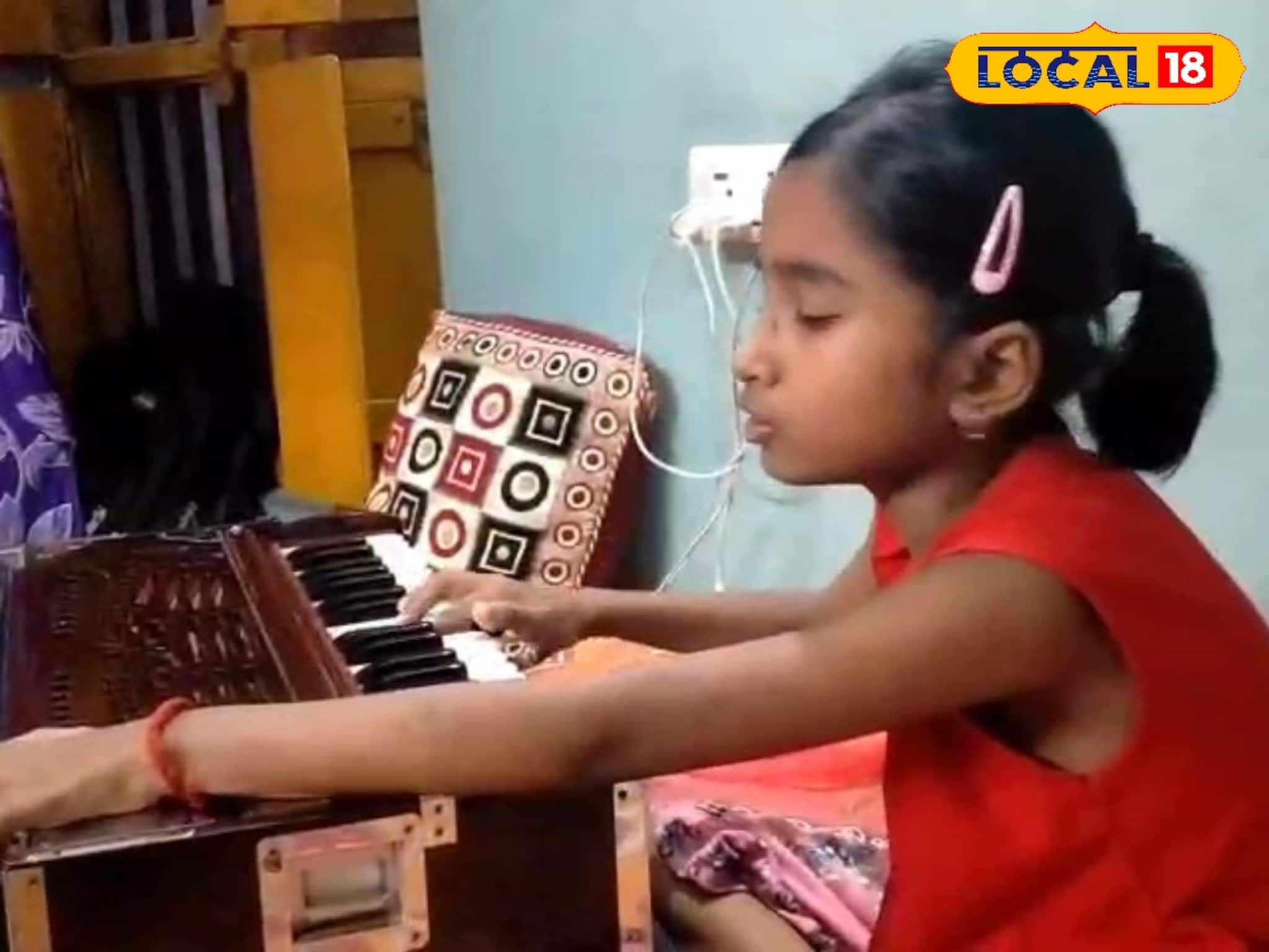 বয়স মাত্র ৯! চোখে দৃষ্টি শক্তি নেই, ছোট্ট মৈত্রী'র জীবন আলো করে রয়েছে গান!