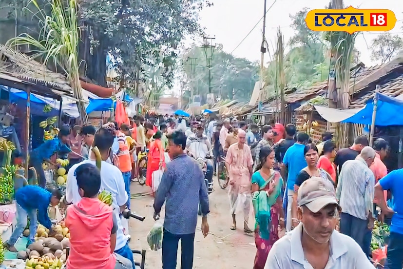 অমিত সাউ জানান, ছট পুজো উপলক্ষে বহু গরীব মানুষ আছেন যারা বাজারে ছট পুজোর সামগ্রী কিনতে বাজারে আসার জন্য সমস্যায় পড়েন। তাদের কথা ভেবেই ২০১৫ সাল থেকেই দুই বন্ধু মিলে এলাকার টোটো স্ট্যান্ড এর দশটি টোটোকে নিয়ে এই সমস্ত মানুষদের বাড়ি থেকে বাজার পর্যন্ত নিয়ে আসা এবং বাজার করে তাদের বাড়ি পৌঁছে দেওয়ার ব্যবস্থা করেন একেবারেই নিঃশুল্ক ভাবে।( ছবি ও তথ্য : দীপিকা সরকার) 