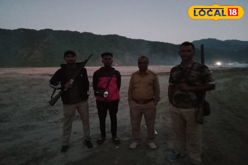 জলদাপাড়া বন বিভাগের আধিকারিকরা এইসব এলাকায় টহলদারি বৃদ্ধি করার জন্য বৈঠক করেছেন যৌথ বনসুরক্ষা কমিটির সদস্যদের সঙ্গে। বনকর্মীদের সঙ্গে টহল দিচ্ছে এই কমিটির সদস্যরা। 