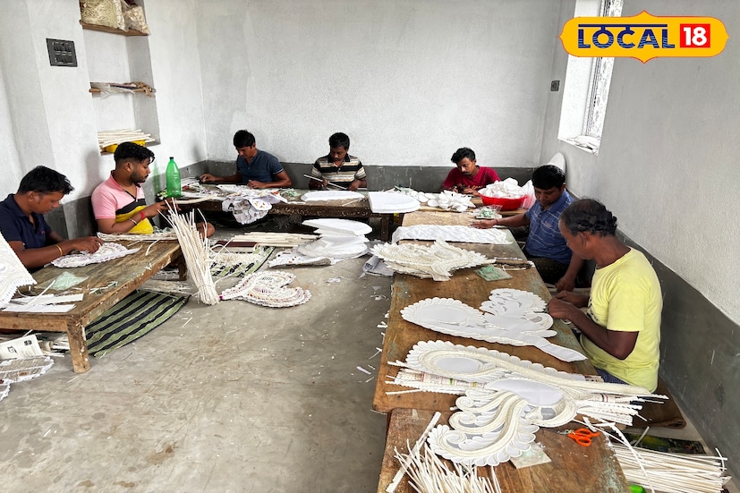পূর্ব বর্ধমান জেলার বনকাপাসি গ্রাম বহুদিন ধরেই ‘শোলা গ্রাম’ নামে পরিচিত। এখানকার শিল্পীদের নিখুঁত ও সূক্ষ্ম হাতের কাজের কদর রয়েছে রাজ্যের সীমানা ছাড়িয়ে ভিন রাজ্যেও। প্রতিবছর জগদ্ধাত্রী পুজোর আগেই এখানকার শিল্পীরা ব্যস্ত হয়ে পড়েন ডাকের সাজ তৈরিতে। এবারও সেই ধারা বজায় রেখে বনকাপাসির শিল্পীরা পাড়ি দিয়েছেন চন্দননগরে।তথ্য ও ছবি: বনোয়ারীলাল চৌধুরী