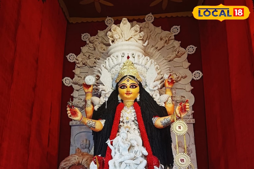বনকাপাসির প্রায় সকল শিল্পী এবার লক্ষাধিক টাকার অর্ডার পেয়েছেন। তাঁদের তৈরি ‘ডাকের সাজ’ এখন চন্দননগরের নানা মণ্ডপে মায়ের প্রতিমাকে নতুন রূপে তুলে ধরছে। সেই ডাকের সাজের অভিনব থিম এবং নিখুঁত কাজ ইতিমধ্যেই দর্শনার্থীদের নজর কেড়েছে। স্বাভাবিক ভাবে শিল্পীদের এই সাফল্য গোটা পূর্ব বর্ধমানের গর্ব বাড়িয়ে তুলছে প্রতিনিয়ত। তথ্য ও ছবি: বনোয়ারীলাল চৌধুরী