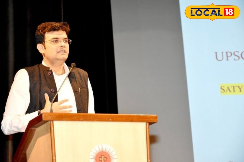 প্রশাসনিক জীবনে ধবল জৈন পশ্চিমবঙ্গ সরকারের একাধিক গুরুত্বপূর্ণ পদে দায়িত্ব পালন করেছেন। তিনি অতীতে কলকাতা মিউনিসিপাল কর্পোরেশনের মিউনিসিপাল কমিশনার পদে দায়িত্ব পালন করেছেন, যেখানে নাগরিক পরিকাঠামো ও নগর ব্যবস্থাপনায় তাঁর নেতৃত্বের প্রশংসা হয়েছে। তাঁর নেতৃত্বে বহু নাগরিকমুখী প্রকল্প সফলভাবে বাস্তবায়িত হয়। ছবি ও তথ্য: সুদীপ্ত গড়াই 