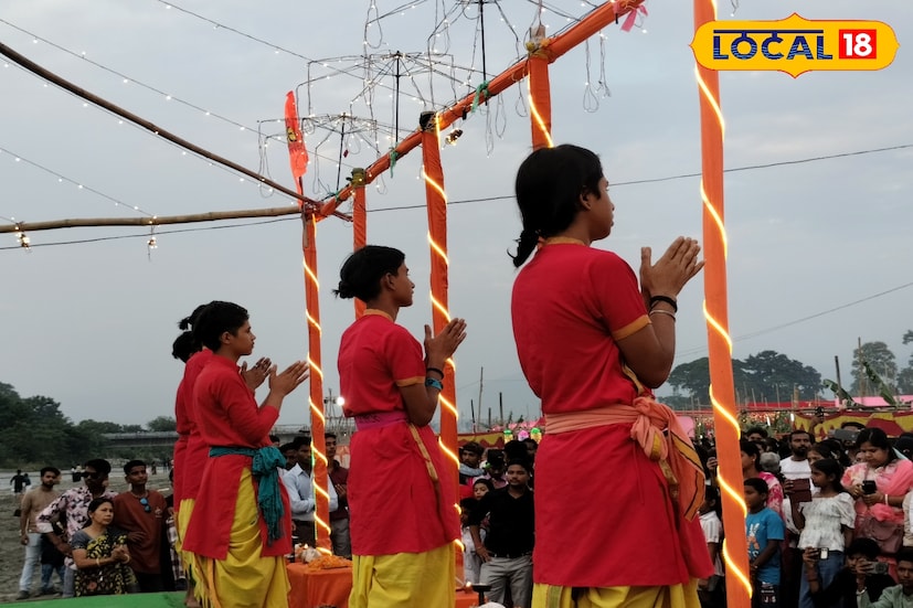 কালচিনি, অনন্যা দে: ছট পুজোর ঘাটে এসেই বেনারসের মত গঙ্গা আরতি দেখে মুগ্ধ পুন্যার্থীরা।ছট পুজো করতে এসে এমন দৃশ্য দেখবেন তারা, যা তাঁদের ভাবনার বাইরে ছিল। কালচিনির বাসরা ঘাটে দেখা যায় এমন ছবি। কালচিনি, অনন্যা দে: ছট পুজোর ঘাটে এসেই বেনারসের মত গঙ্গা আরতি দেখে মুগ্ধ পুন্যার্থীরা।ছট পুজো করতে এসে এমন দৃশ্য দেখবেন তারা, যা তাঁদের ভাবনার বাইরে ছিল। কালচিনির বাসরা ঘাটে দেখা যায় এমন ছবি।