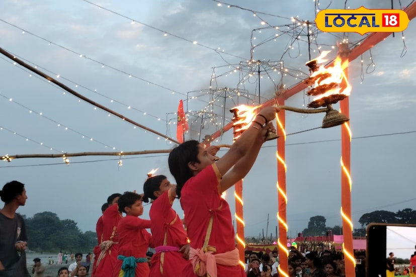সূর্যকে অর্ঘ্য দিয়েই ভক্তরা ভিড় জমান গঙ্গা আরতির স্থানে। অনেকেই বেনারসে যেতে পারেন না। তারা এদিনের আরতি দেখলেন মন ভরে। ছট পুজো উপলক্ষে এই নদী ঘাটকে সাজিয়ে তোলা হয়েছিল।