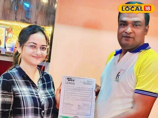 সার্টিফিকেট হাতে অধ্যাপিকা