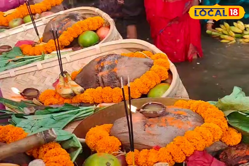 ছট পুজো উপলক্ষে কাঁথি শহরের সাধু জানা ঘাটে সোমবার বিকাল থেকেই উপচে পড়েছে ভক্তদের ভিড়। হিন্দিভাষী মানুষের অন্যতম বড় উৎসব এই ছট পুজো। সূর্যদেবের আরাধনাকে কেন্দ্র করে চারদিনব্যাপী জমজমাট অনুষ্ঠানের আয়োজন করা হয়েছে কাঁথির সাধু জানা ঘাটে। দিনভর চলছে ভক্তিমূলক সঙ্গীত, ও সাংস্কৃতিক অনুষ্ঠান। (তথ্য ও ছবি : মদন মাইতি) ছট পুজো উপলক্ষে কাঁথি শহরের সাধু জানা ঘাটে সোমবার বিকাল থেকেই উপচে পড়েছে ভক্তদের ভিড়। হিন্দিভাষী মানুষের অন্যতম বড় উৎসব এই ছট পুজো। সূর্যদেবের আরাধনাকে কেন্দ্র করে চারদিনব্যাপী জমজমাট অনুষ্ঠানের আয়োজন করা হয়েছে কাঁথির সাধু জানা ঘাটে। দিনভর চলছে ভক্তিমূলক সঙ্গীত, ও সাংস্কৃতিক অনুষ্ঠান। (তথ্য ও ছবি : মদন মাইতি)