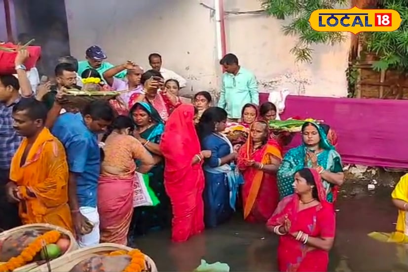 সোমবার সূর্যাস্তের সময় সাধু জানা ঘাটে ভক্তদের সমাগম চোখে পড়ার মতো। নারী-পুরুষ নির্বিশেষে সকলে হাতে ফল, নারকেল, কলা ও পবিত্র থালা নিয়ে সূর্যদেবকে অর্ঘ্য প্রদান করেন। ভক্তরা জলে দাঁড়িয়ে সূর্য প্রণাম করেন এবং পরিবারের মঙ্গল, সুখ ও সুস্বাস্থ্যের জন্য প্রার্থনা করেন। ঘাটজুড়ে ধূপের গন্ধ ও ভক্তিগীতি। আলোয় ও উচ্ছ্বাসে ভরে ওঠে পরিবেশ। শান্তিপূর্ণভাবে শেষ হয় সোমবারের অর্ঘ্যদান।