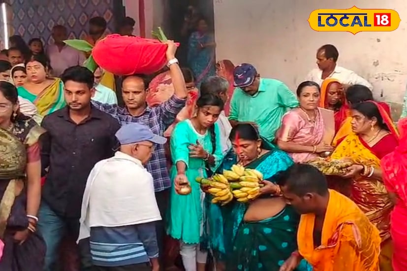 এক ভক্ত জানান, “ছট পুজো আমাদের অন্যতম বড় উৎসব। আমরা সোমবার সূর্যাস্তে প্রথম অর্ঘ্য দেই আর মঙ্গলবার ভোরে সূর্যোদয়ের সময় দ্বিতীয় অর্ঘ্য প্রদান করি। উপবাস থেকে নির্দিষ্ট নিয়মে পুজো সম্পন্ন করি। পরিবারের সবাই মিলে ঘাটে এসে সূর্যদেবের কাছে প্রার্থনা জানাই যেন সবার জীবন ভালোভাবে কাটে।