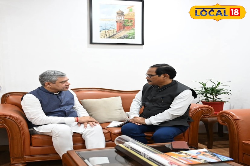 *উত্তর-দক্ষিণের যোগাযোগ আরও মজবুত করতে এই প্রস্তাব দিলেন সাংসদ! উত্তরবঙ্গবাসীর জন্য দারুন সুখবর! জলপাইগুড়ি রোড থেকে শিয়ালদহ হামসফর সপ্তাহে একদিন নয় তিনদিন চালুর প্রস্তাব দিলেন জলপাইগুড়ির সাংসদ জয়ন্ত রায় রেলমন্ত্রীকে। তিনি সাক্ষাৎ করেন রেলমন্ত্রীর সঙ্গে, এমনই ছবি সোশ্যাল মিডিয়ায় পোস্ট করেছেন। *উত্তর-দক্ষিণের যোগাযোগ আরও মজবুত করতে এই প্রস্তাব দিলেন সাংসদ! উত্তরবঙ্গবাসীর জন্য দারুন সুখবর! জলপাইগুড়ি রোড থেকে শিয়ালদহ হামসফর সপ্তাহে একদিন নয় তিনদিন চালুর প্রস্তাব দিলেন জলপাইগুড়ির সাংসদ জয়ন্ত রায় রেলমন্ত্রীকে। তিনি সাক্ষাৎ করেন রেলমন্ত্রীর সঙ্গে, এমনই ছবি সোশ্যাল মিডিয়ায় পোস্ট করেছেন।