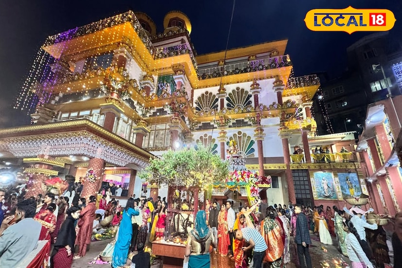 দার্জিলিংয়ের ঠাকুরবাড়ি মন্দির প্রাঙ্গণে তৈরি করা বড় কৃত্রিম জলাশয় ছিল আয়োজনের কেন্দ্রবিন্দু। সূর্যাস্তের অর্ঘ্যের সময় ভক্তদের দীর্ঘ সারি দেখা যায় সেখানে। শেষে আলো, প্রদীপ ও সান্ধ্য আরতির মাধুর্যে ভরে ওঠে মন্দির চত্বর। ছবি ও তথ্য : ঋত্বিক ভট্টাচার্য
