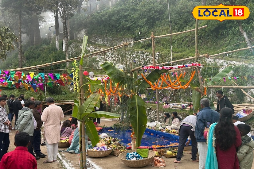 সিকিমের জোরেথাং নয়া বাজারেও একই রকম দৃশ্য। তিস্তার ধারের বাতাসে প্রার্থনার শান্ত স্পর্শ ছড়িয়ে পড়ে। সকলের মুখে একটাই কথা— “নদী থাক বা না থাক, ভক্তি থাকলেই ছটপুজো পূর্ণ হয়।” ছবি ও তথ্য : ঋত্বিক ভট্টাচার্য