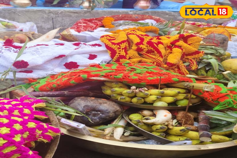 দার্জিলিং, ঋত্বিক ভট্টাচার্য : নদী না থাকলেও ভক্তির ঢেউ আটকে রাখা যায়নি পাহাড়ে। কৃত্রিম জলাশয়েই সকাল-সন্ধ্যে সূর্য দেবতা ও ছটিমাইকে অর্ঘ্য নিবেদন করলেন হাজারো ভক্ত। দার্জিলিং, কালিম্পং, সিকিম—পুরো পাহাড়জুড়ে আজ সম্পন্ন হলো ছটপুজো। শঙ্খধ্বনি, ঢাকের তাল, ফুলের সুবাস ও প্রণামবনত ভক্তদের শ্রদ্ধায় ভরে উঠল প্রত্যেক পুজোস্থল। দার্জিলিং, ঋত্বিক ভট্টাচার্য : নদী না থাকলেও ভক্তির ঢেউ আটকে রাখা যায়নি পাহাড়ে। কৃত্রিম জলাশয়েই সকাল-সন্ধ্যে সূর্য দেবতা ও ছটিমাইকে অর্ঘ্য নিবেদন করলেন হাজারো ভক্ত। দার্জিলিং, কালিম্পং, সিকিম—পুরো পাহাড়জুড়ে আজ সম্পন্ন হলো ছটপুজো। শঙ্খধ্বনি, ঢাকের তাল, ফুলের সুবাস ও প্রণামবনত ভক্তদের শ্রদ্ধায় ভরে উঠল প্রত্যেক পুজোস্থল।