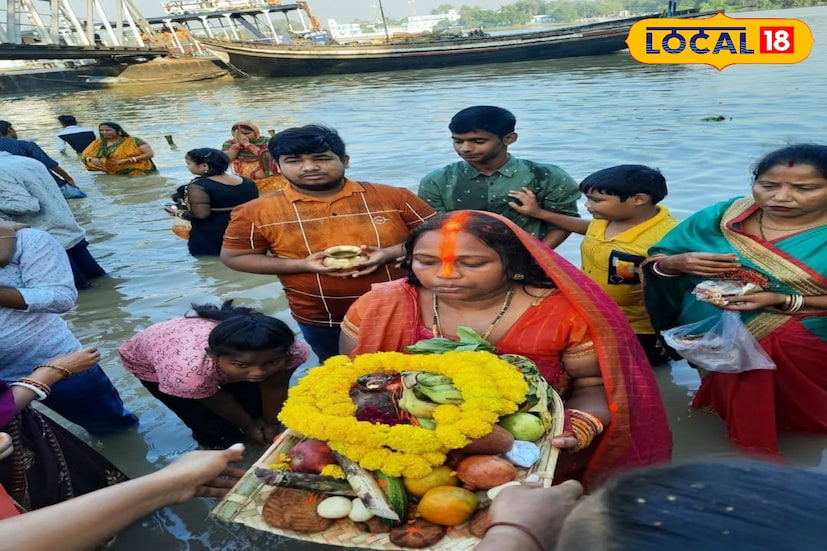 আবার অনেকের মতে, ১৪ বছর বনবাস কাটিয়ে রামচন্দ্র অযোধ্যায় ফেরেন, ফিরে তিনি ও সীতা দুজনেই সূর্য দেবতার তপস্যায় উপবাস করেন বলেও মনে করেন অনেকে। ছটব্রতীরা তাই গঙ্গায় গিয়ে পুজোর মাধ্যমে নিজেদের অর্ঘ্য নিবেদন করেন। জেলার বিভিন্ন পুকুর ও ঝিলেও ব্রত পালনের ভিড় লক্ষ্য করা গিয়েছে 