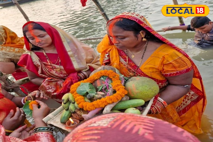 জানা যায় এটি মূলত সূর্যদেব ও তার পত্নী উষা দেবীর পুজো। উপাস রেখে এই পুজো করতে হয় বলে বেশ কষ্টসাধ্য কাজ, ছট পুজোয় প্রচুর রীতি আচার মানতে হয়। সূর্যোদয়ের আগেই স্নান সেরে ফেলতে হয়। সারাদিন নীরম্বু উপবাস রাখা হয়। মহাভারতে ছটের সূত্র পাওয়া যায়। সূর্যপুত্র কর্ণের সূর্য উপাসনা থেকে এই রীতির প্রচলন বলেও অনেকে মনে করেন