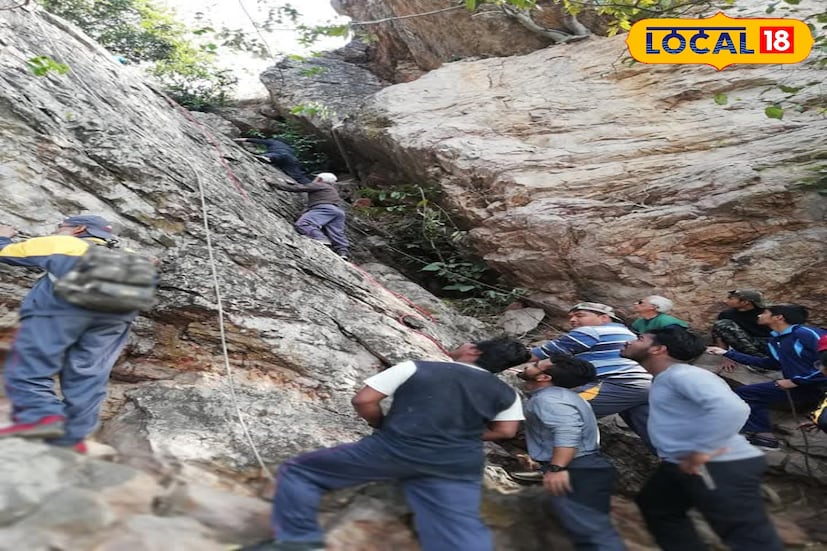 প্রথম রক ক্লাইম্বিং কোর্সে উপস্থিত ছিলেন মানিক ব্যানার্জি, চঞ্চল মিত্র, অমূল্য সেন, নিতাই রায়, প্রাণেশ চক্রবর্তী, সুদীপ্তা সেনগুপ্ত সহ বিশিষ্টরা। প্রশিক্ষক হিসেবে ছিলেন নিমা তাসি, দা নামগিয়াল, কে পি শর্মা। করালি প্রসাদ দত্ত, করালি মিত্র, তৎকালীন মন্ত্রী জগন্নাথ কোলে এদের স্বতঃস্ফূর্ত সহযোগিতায় সেই সময় এগিয়ে নিয়ে যাওয়া সম্ভব হয়েছিল রক ক্লাইম্বিং প্রশিক্ষণকে। ছবি ও তথ্য নীলাঞ্জন বন্দ্যোপাধ্যায়