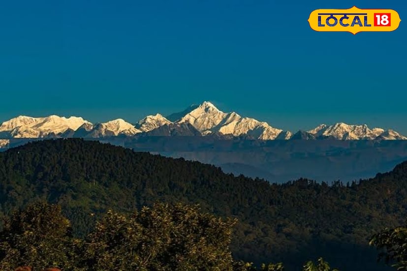 *কালিম্পং শহর থেকে মাত্র ১৫ কিলোমিটার দূরে, সমুদ্রপৃষ্ঠ থেকে প্রায় ৬,০০০ ফুট উচ্চতায় অবস্থিত রিকিসুম। এখান থেকে চোখ মেলে দেখা যায় একদিকে সবুজে মোড়া তিস্তাভ্যালি, অন্যদিকে রোদে ঝলমল করা কাঞ্চনজঙ্ঘার শিখর। তবে শুধু প্রাকৃতিক সৌন্দর্যই নয়, এই জায়গায় লুকিয়ে আছে ইতিহাসের গন্ধও।