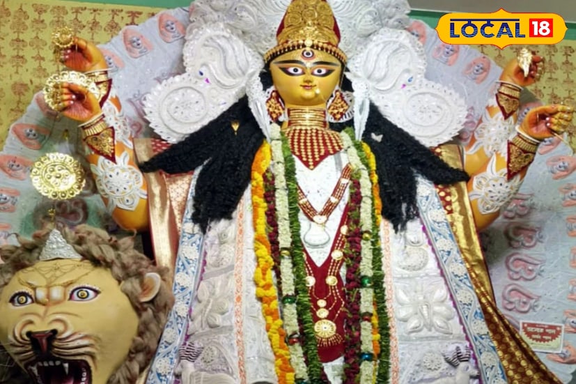 অষ্টমীর দিন মাকে পদ্মফুল অর্পণ করা খুবই শুভ। এতে মঙ্গল সাধন হয়।