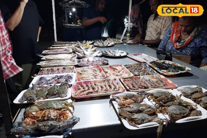 এখানে এসে স্কুইড থেকে সামুদ্রিক চিংড়ি সব কিছুই চেটেপুটে খাচ্ছেন পর্যটকরা। আসলে এই সি ফুড সর্বত্র পাওয়া যায় না। ফলে এখানে এসে অনেকেই শখ করে এই সব অর্ডার দিচ্ছেন। 