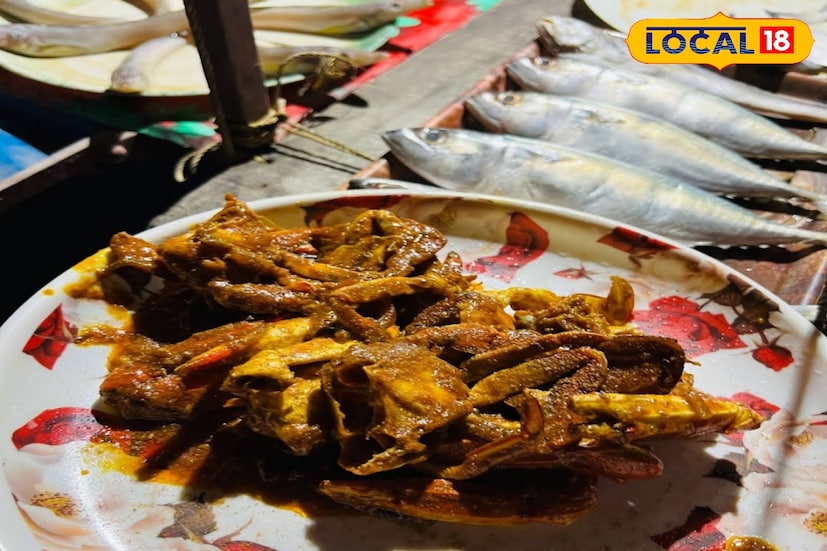 পাওয়া যায় রকমারি মাছভাজা। প্লেটে করে সাজিয়ে রাখা হয় মাছ। প্লেট হিসাবে ১৫০ থেকে ৩৫০ এর মধ&#x200d;্যে বিক্রি হয় সেই মাছ। মাছগুলি থাকে টাটকা। পছন্দ মতো অর্ডার করলেই আপনার সামনে ভাজা হয় সেই মাছ।