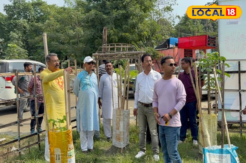 ছট পুজো-পরবর্তী কালে নদী ও ঘাটগুলিকে পরিষ্কার রাখার লক্ষ্যে শিলিগুড়ি পুরনিগমের উদ্যোগে মঙ্গলবার সকালে শুরু হয় ‘নদী পরিষ্কার অভিযান’। শহরের লালমোহন মৌলিক নিরঞ্জন ঘাটে এই অভিযানে স্বয়ং উপস্থিত ছিলেন শিলিগুড়ি পুরনিগমের মেয়র গৌতম দেব এবং ডেপুটি মেয়র রঞ্জন সরকার। (ছবি ও তথ্য: ঋত্বিক ভট্টাচার্য)