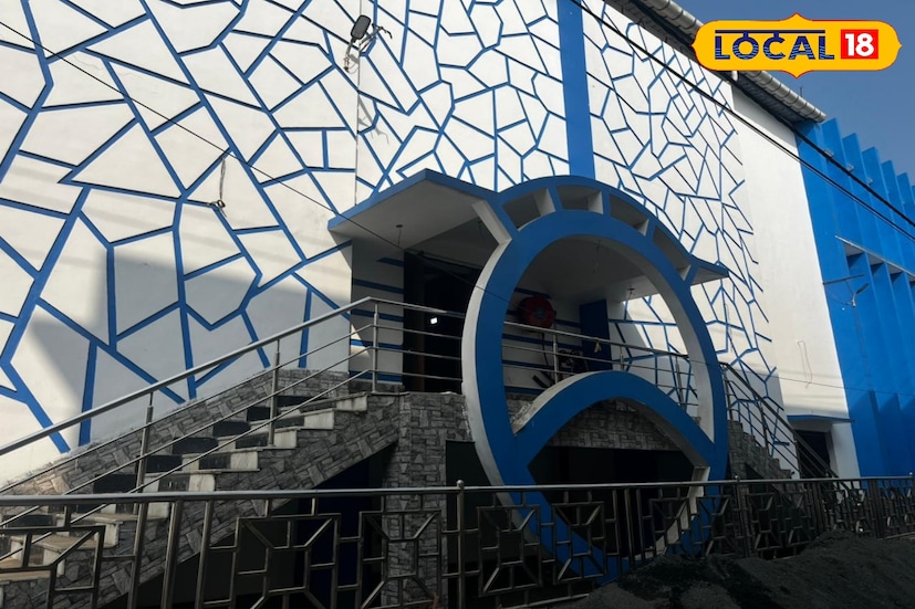 মুখ্যমন্ত্রী ফিরহাদ হাকিমকে দ্রুত ব্যবস্থা নিতে বলেন। সেই কথা মতন এবছরের শুরুতে ইউডিএমএ থেকে দু'কোটি টাকা বরাদ্দ হয়। তার মধ্যে এক কোটি টাকা পেয়েও যায় রামপুরহাট পুরসভা। সৌমেন ভকতের দাবি, সেই টাকায় সিভিল ওয়ার্ক ছাড়া অন্য কোনও কাজে হাত লাগানো যায়নি। ফলে শতাব্দী রায় তাঁর এমপি ল্যাড থেকে ৯৫ লক্ষ ৯৩ হাজার টাকা বরাদ্দ করেন। এরপরই এজেন্সিকে দ্রুত কাজ শুরু করে ডিসেম্বরের মধ্যেই শেষ করতে বলার পাশাপাশি নিজে কাজের তদারকি করেন বিধায়ক। মঞ্চের ফলস সিলিং করা ছাড়া বাকি কাজ প্রায় শেষ। এবার অপেক্ষা শুধু নতুন ভাবে উদ্বোধনের।