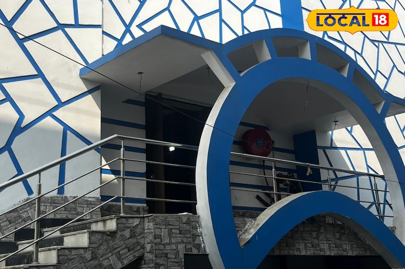 রামপুরহাট পুরসভা সূত্রে জানা গিয়েছে, রাজ্যের আর্থিক অনুমোদন ছাড়াই সংস্কারের কাজে হাত দেওয়ায় এই অবস্থা হয়েছিল। টাকার অভাবে সেন্সর, অগ্নি নির্বাপক ব্যবস্থা, দর্শকদের বসার জন্য পুশ ব্যাক সিট, স্টেজ, লাইট এবং ডিজিটাল সাউন্ড সিস্টেম-সহ অনেক কিছুই কাজ বাকি রয়েছে। এর ফলে শহরের সাংস্কৃতিক চর্চাও তলানিতে এসে পড়েছে। এই অবস্থায় ন'বছর ধরে পড়ে ছিল রক্তকরবী। অর্থ চেয়ে রাজ্যের মুখ্যমন্ত্রী থেকে শুরু করে পুরমন্ত্রীর দ্বারস্থ হন রামপুরহাট বিধানসভার বিধায়ক আশিস বন্দ্যোপাধ্যায় ও পুরসভার চেয়রাম্যান সৌমেন ভকত। গত বছরের জানুয়ারি মাসে বোলপুরে প্রশাসনিক বৈঠকে মুখ্যমন্ত্রীর কাছে রক্তকরবীর বিষয়টি তুলে ধরেন শতাব্দী রায়।