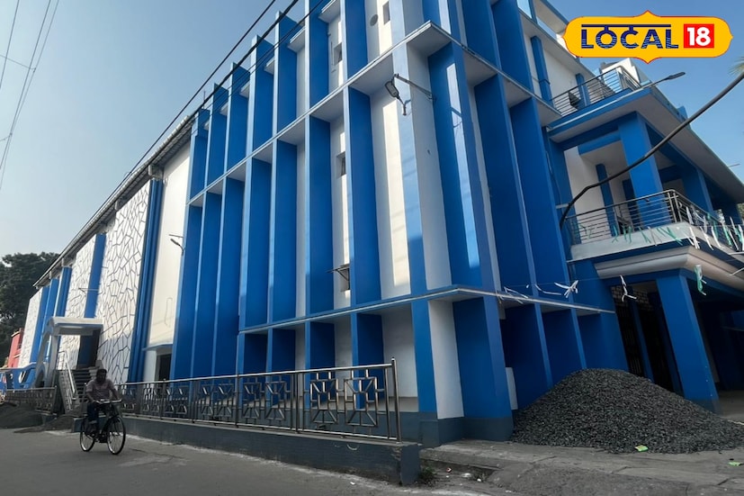 ২০১৬ সালে রাজ্যের আর্থিক অনুমোদন ছাড়াই মঞ্চটি আধুনিক মানের করে তুলতে শুরু করেন পুরসভার তৎকালীন পুরপ্রধান। খরচ বাবদ ধার্য হয় প্রায় ন'কোটি টাকা। সাংসদ শতাব্দী রায় সেই সময়ে ৬৬ লক্ষ টাকা দেন ও পুরদফতর থেকে প্রাথমিকভাবে ১ কোটি ১২ লক্ষ টাকা দেওয়া হয়। সেই টাকায় মঞ্চের উপরের টিন বদলে অ্যাসবেসটস বসানো হয়। অডিটোরিয়ামের চার দেওয়াল ছাড়াও সিলিংয়ে উন্নত মানের ম্যাগনেসিয়াম বোর্ড, ব্যালকনি, সেন্ট্রাল এসি ও বাইরের লুক সম্পূর্ণ পরিবর্তন করা হয়। এরপরই অর্থ এবং বিভিন্ন কারণে বন্ধ হয়ে যায় সংস্কারের কাজ।