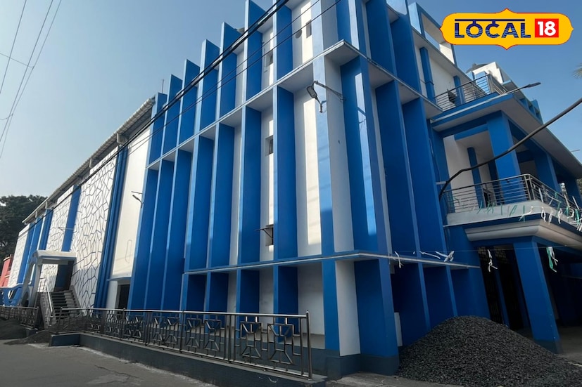 আর এর ফলেই কার্যত খুশি এলাকার সংস্কৃতিপ্রেমী মানুষজন। বীরভূম জেলার নাট্য ও সংস্কৃতি চর্চার অন্যতম প্রাণকেন্দ্র বীরভূমের রামপুরহাট। প্রসঙ্গত, ১৯৯৫ সালে টাউন হল কর্তৃপক্ষের দান করা প্রায় ১৫ কাঠা জায়গায় রক্তকরবী প্রেক্ষাগৃহের শিলান্যাস করেন সেই সময়ের গ্রন্থাগার মন্ত্রী তপন রায়। এর পরবর্তীকালে ২০০৯ সালের ২২ ফেব্রুয়ারি অসম্পূর্ণ অবস্থাতেই রক্তকরবী মঞ্চ উদ্বোধন করেন চলচ্চিত্র পরিচালক তরুণ মজুমদার। মোট ৫২৬ আসন বিশিষ্ট মঞ্চটি পর্যাপ্ত আলো, পাখা ও সাউন্ড সিস্টেম, জলের ব্যবস্থা ছাড়াই পথ চলা শুরু করেছিল।