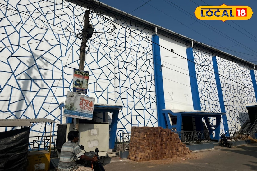 এক অথবা দুই বছর না, দীর্ঘ ৯ বছরের অপেক্ষার অবসান। অবশেষে বহু আন্দোলনের পরে ন'বছর পর ফের খুলতে চলেছে বীরভূমের রামপুরহাটের একটি মাত্র সাংস্কৃতিক মঞ্চ রক্তকরবী। ন'বছর পর নবরূপে ফিরছে রামপুরহাটের রক্তকরবী। আগামী ২৫ ডিসেম্বর মঞ্চের উদ্বোধনের লক্ষ্যমাত্রা নিয়ে জোরকদমে চলছে সংস্কারের শেষ মুহূর্তের প্রস্তুতি।(ছবি ও তথ্য: সৌভিক রায়)