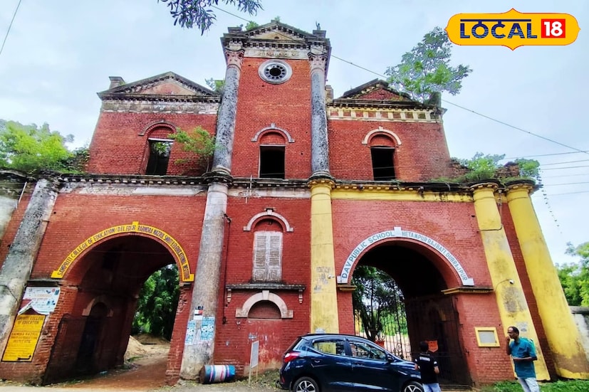  মুর্শিদাবাদের হাজার দুয়ারীর নাম আমরা সবাই জানি। সেই ঐতিহাসিক প্রাসাদ, যার প্রতিটি ইট যেন মুঘল ও নবাব আমলের গল্প বলে। কিন্তু আপনি কি জানেন, পশ্চিমবঙ্গেই রয়েছে আরেকটি হাজার দুয়ারী? অবাক লাগলেও সত্যি! বীরভূম জেলার হেতমপুরে রয়েছে রাজকীয় ঐতিহ্যে ভরা দ্বিতীয় এক ‘হাজার দুয়ারী’। 
