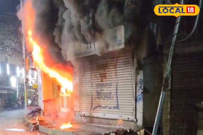 সম্পূর্ণ দোকান ঘর আগুনের গ্রাসে। আগুনের তীব্রতা এতটাই যে, ধারে কাছে ঘেঁষা যাচ্ছে না। ফ্ল্যাটের নিচের দোকানে গভীর রাতে এমন ঘটনার সম্মুখীন হয়ে দিশেহারা মালিক। ঘটনাটি ঘটেছে ঘুসুড়ির একটি ডিপার্টমেন্টাল স্টোরে। রাস্তার পাশে গভীর রাতে দাউ দাউ করে জ্বলছে দোকান ঘর।