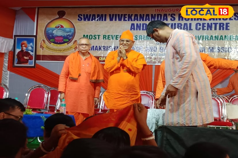 এই উদ্যোগের মূল কারিগর সমাজকর্মী প্রণব রায়। তাঁর নেতৃত্বে ও রামকৃষ্ণ মিশনের সহায়তায় বাস্তব রূপ পেয়েছে স্বপ্নটি। বছর দুয়েক আগে বিবেকানন্দর ১৬১তম জন্মবার্ষিকীতে তাঁর পূর্বপুরুষের ৪৪ শতক জমি মিশনের হাতে হস্তান্তরিত হয়। এরপর শুরু হয় গ্রন্থাগার ও সংগ্রহশালার নির্মাণকাজ।