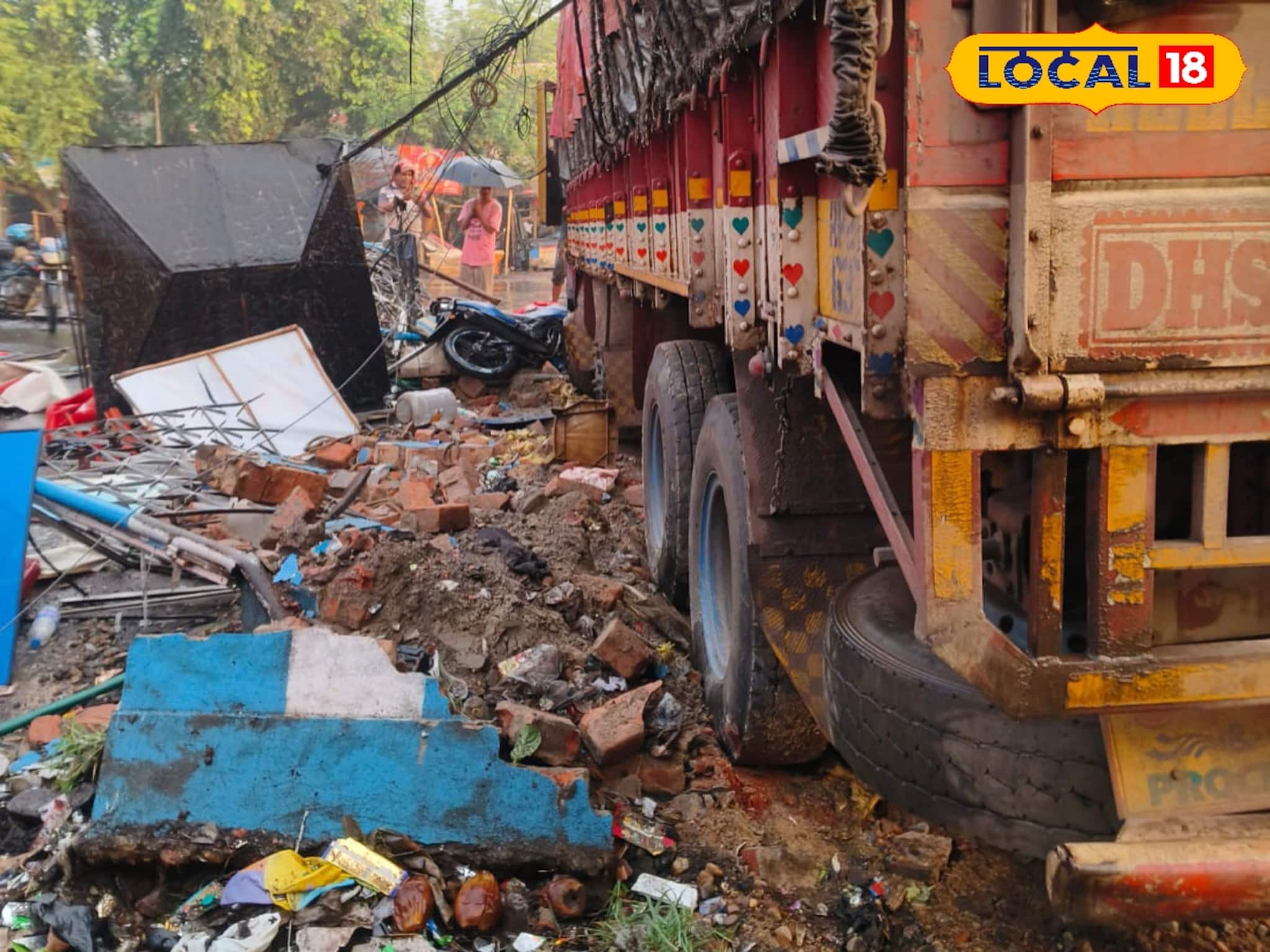রানিহাটি মোড়ে ভয়ঙ্কর ছবি,লরির ধাক্কায় দুমড়ে-মুচড়ে পুলিশ কিয়স্ক, রক্তাক্ত ২ পুলিশ কর্মী