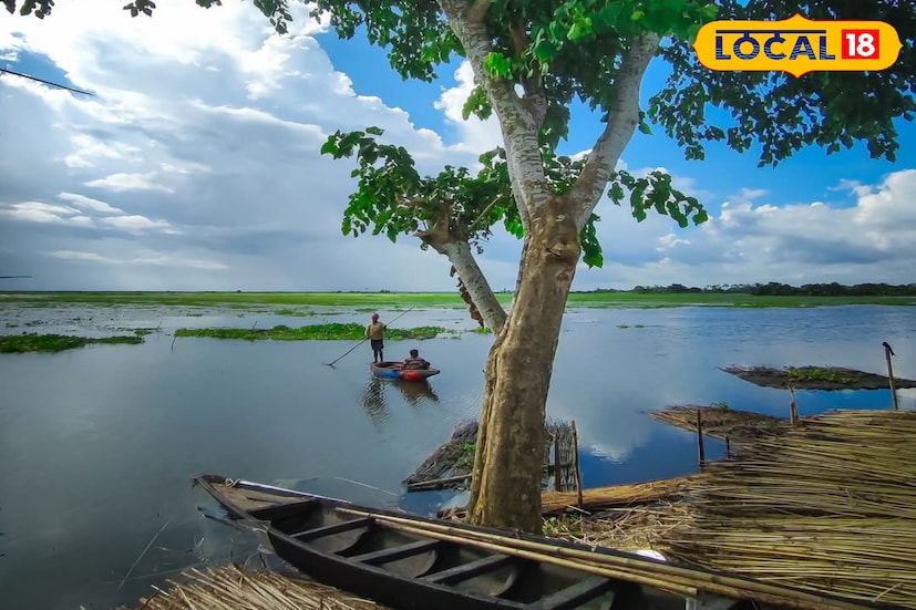 বিলের মাঝ বরাবর চলে গেছে একটি সরু রাস্তা, যার দু’পাশে সারি সারি গাছ। বর্ষায় এখানে চারদিক শুধু জল আর জল, নৌকায় করে চলাচলই তখন প্রধান মাধ্যম। তবে শীত এলে শুকনো মাঠে দেখা যায় চাষের ব্যস্ততা। বিশাল এই বিলের এক প্রান্ত থেকে অন্য প্রান্ত পর্যন্ত তাকালে যেন দিগন্ত পর্যন্ত জলের বিস্তার চোখে পড়ে।