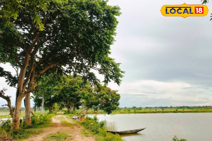 বল্লির বিলের চারপাশে গড়ে উঠেছে শান্ত, মনোরম সব গ্রাম। পূর্বদিকে রয়েছে বাংলাদেশের সীমান্ত। এই বিলের পথে যেতে গেলে চোখে পড়বে নদী, গাছ, পাখি আর প্রকৃতির অবাধ সৌন্দর্য। তেঁতুলিয়া দিক বা অন্য দিক— দু’দিক দিয়েই সহজে পৌঁছে যাওয়া যায় এই স্বর্গীয় জায়গায়। গুগলে শুধু ‘দবিলা’ লিখে সার্চ করলেই পথ নির্দেশ মিলবে। স্থানীয় মানুষরাও আন্তরিকভাবে সাহায্য করেন পথ চিনিয়ে দিতে। পথে যেতে যেতে নদীর মনোহর দৃশ্য যেন উপরি পাওনা।