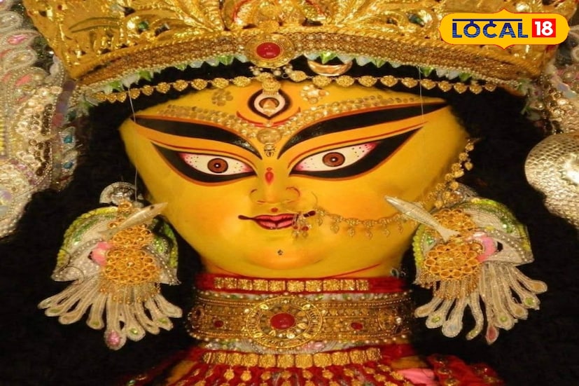 এরপর আপনাকে চলে আসতে হবে কৃষ্ণনগর কদমতলা ঘাটের কাছে গোলাপট্টি বারোয়ারীতে। সেখানকার প্রতিমার পাশাপাশি প্যান্ডেল প্রতিবছর দর্শনার্থীদের মুগ্ধ করে।