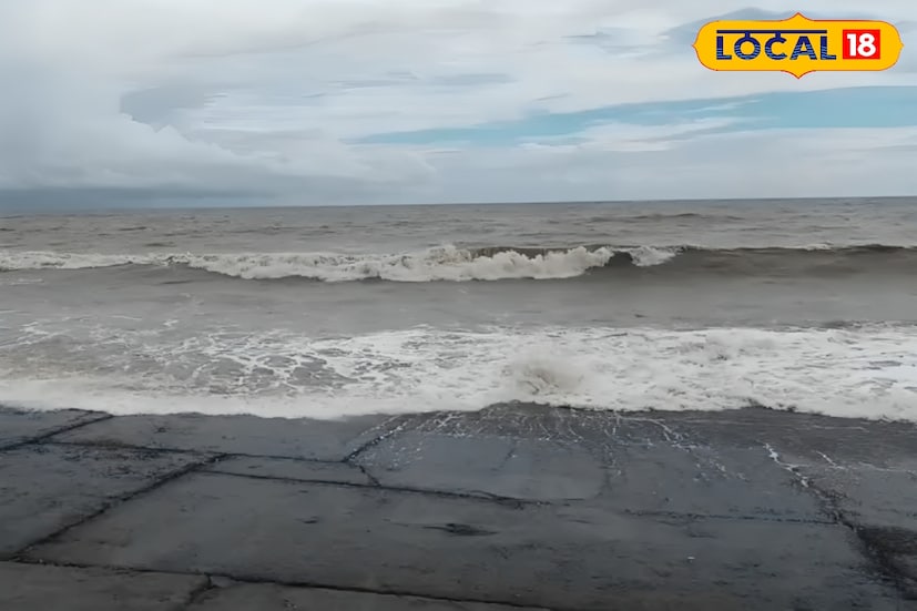 মঙ্গলবার মাঝরাতে অন্ধ্রপ্রদেশ উপকূলে আছড়ে পড়েছে ঘূর্ণিঝড় ‘মন্থা’। ‘মন্থা’র প্রভাবে প্রবল বৃষ্টির সঙ্গে সঙ্গে উত্তাল হয়ে উঠেছে দিঘার সমুদ্র। বুধবার সকাল থেকেই পূর্ব মেদিনীপুর জেলার উপকূলীয় এলাকা দিঘা, মন্দারমণি, শঙ্করপুর ও কাঁথিতে শুরু হয়েছে বৃষ্টি ও ঝোড়ো হাওয়া। ফুলে ফেঁপে উঠেছে উঠেছে দিঘার সমুদ্র। পর্যটক শূন্য হয়ে পড়েছে সমুদ্র সৈকত। দফায় দফায় মাইকিং করছে প্রশাসন। (তথ্য ও ছবি : মদন মাইতি)