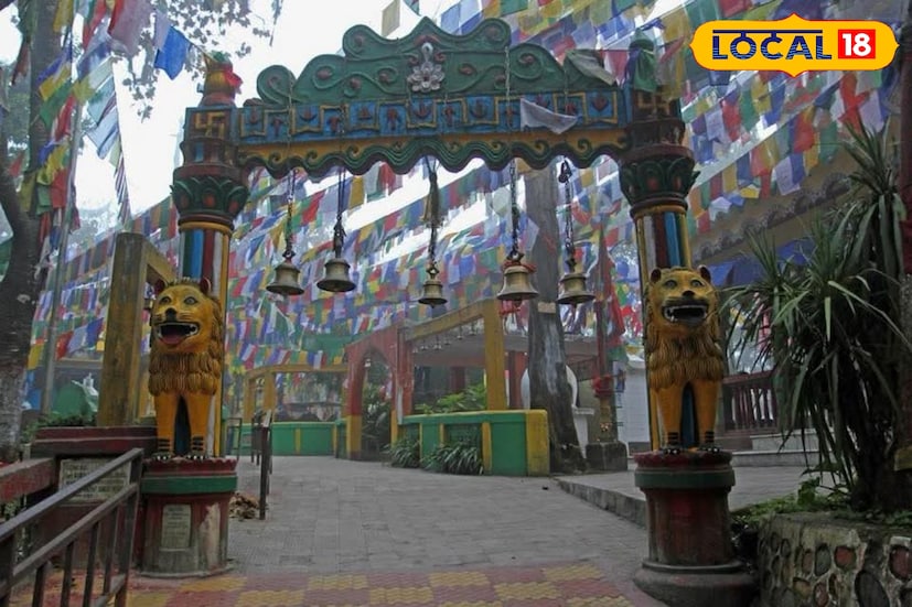 উল্লেখ্য, দার্জিলিঙের মহাকাল মন্দিরটি দীর্ঘদিন ধরে পাহাড়ের অন্যতম ধর্মীয় কেন্দ্র হিসেবে পরিচিত। স্থানীয়দের পাশাপাশি বহু পর্যটকও এই মন্দিরে পুজো দিতে আসেন। ফলে এই নতুন পোশাকবিধি বাস্তবায়নের পর আগামী দিনে দর্শনার্থীদের মধ্যে কী প্রতিক্রিয়া দেখা যায়, সেটাই এখন দেখার বিষয়। ছবি ও তথ্য : ঋত্বিক ভট্টাচার্য