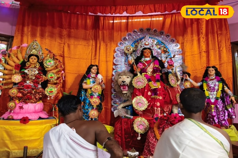 মুর্শিদাবাদ, কৌশিক অধিকারী: চন্দননগর ও কৃষ্ণনগরের পাশাপাশি মুর্শিদাবাদের বিভিন্ন জায়গায় চলছে জগদ্ধাত্রী পুজো। প্রতি বছরের মতো এবারও মহুরাকান্দি রামকৃষ্ণ আশ্রমে অনুষ্ঠিত হল ঐতিহ্যবাহী জগদ্ধাত্রী পুজো। যা এবার ২০তম বর্ষে পদার্পণ করেছে। মুর্শিদাবাদ, কৌশিক অধিকারী: চন্দননগর ও কৃষ্ণনগরের পাশাপাশি মুর্শিদাবাদের বিভিন্ন জায়গায় চলছে জগদ্ধাত্রী পুজো। প্রতি বছরের মতো এবারও মহুরাকান্দি রামকৃষ্ণ আশ্রমে অনুষ্ঠিত হল ঐতিহ্যবাহী জগদ্ধাত্রী পুজো। যা এবার ২০তম বর্ষে পদার্পণ করেছে।