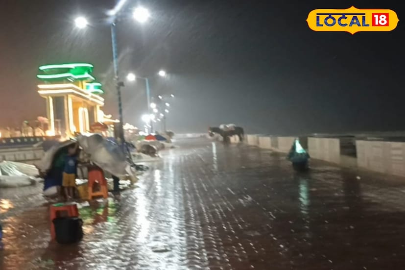 আবহাওয়া দফতর আগেই সতর্ক করেছিল যে ‘মন্থা’ অন্ধ্রপ্রদেশ উপকূলে ল্যান্ডফল করলেও তার প্রভাবে দক্ষিণবঙ্গের উপকূলীয় এলাকায় ভারী বৃষ্টি হতে পারে। সেই আশঙ্কাই সত্যি হয়েছে। অন্ধ্রপ্রদেশ ও তেলেঙ্গানা সীমান্তে ল্যান্ডফল করার পর ঘূর্ণিঝড়টি ছত্তীশগড়ের দিকে সরে গেলেও বঙ্গোপসাগর থেকে প্রচুর জলীয় বাষ্প ঢুকছে বাংলায়। ফলে বুধবার সকাল থেকে শুরু হওয়া বৃষ্টি অন্তত শুক্রবার পর্যন্ত চলবে বলে পূর্বাভাস রয়েছে।