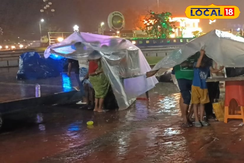 শক্তি হারিয়েও তাণ্ডব চালিয়ে যাচ্ছে ঘূর্ণিঝড় ‘মন্থা’। মঙ্গলবার গভীর রাতে অন্ধ্রপ্রদেশের উপকূলে ল্যান্ডফল করার পর বুধবার সকাল থেকেই তার প্রভাব পড়েছে দিঘা সহ পূর্ব মেদিনীপুর জেলার উপকূলীয় এলাকায়। যদিও ঘূর্ণিঝড়টি ধীরে ধীরে শক্তি হারিয়ে নিম্নচাপে পরিণত হয়েছে, তবুও তার পরোক্ষ প্রভাবে দিঘা জুড়ে চলছে প্রবল বৃষ্টি ও ঝড়ো হাওয়া। ফলে বুধবার রাতে দিঘার সমুদ্র আরও উত্তাল হয়ে উঠেছে, ফুঁসে উঠেছে ঢেউ। (তথ্য ও ছবি : মদন মাইতি) শক্তি হারিয়েও তাণ্ডব চালিয়ে যাচ্ছে ঘূর্ণিঝড় ‘মন্থা’। মঙ্গলবার গভীর রাতে অন্ধ্রপ্রদেশের উপকূলে ল্যান্ডফল করার পর বুধবার সকাল থেকেই তার প্রভাব পড়েছে দিঘা সহ পূর্ব মেদিনীপুর জেলার উপকূলীয় এলাকায়। যদিও ঘূর্ণিঝড়টি ধীরে ধীরে শক্তি হারিয়ে নিম্নচাপে পরিণত হয়েছে, তবুও তার পরোক্ষ প্রভাবে দিঘা জুড়ে চলছে প্রবল বৃষ্টি ও ঝড়ো হাওয়া। ফলে বুধবার রাতে দিঘার সমুদ্র আরও উত্তাল হয়ে উঠেছে, ফুঁসে উঠেছে ঢেউ। (তথ্য ও ছবি : মদন মাইতি)