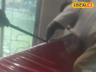 ভয়ানক শব্দ শোনা যাচ্ছিল বিছানার পাশ থেকে! তোষক তুলতেই চক্ষু চড়ক গাছ, ছিটকে সরে যেতে হল!