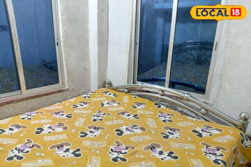 ভয়ানক শব্দ শোনা যাচ্ছিল বিছানার পাশ থেকে! তোষক তুলতেই চক্ষু চড়ক গাছ, ছিটকে সরে যেতে হল!