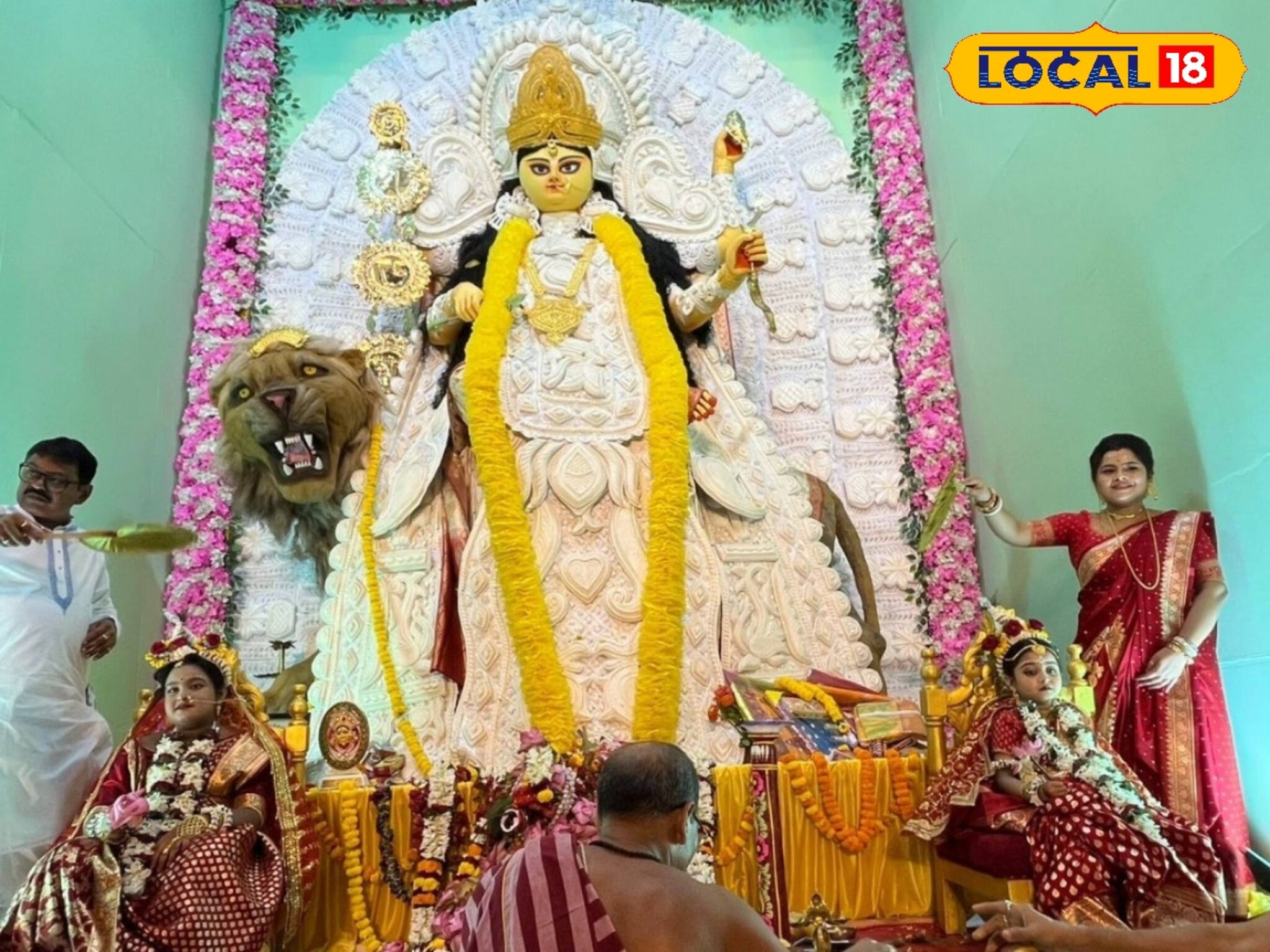 Jagaddhatri Puja in Dumdum:পালকিতে বর্ণাঢ্য শোভাযাত্রায় আসেন কুমারীপূজার কন্যে, দমদমের বড় মায়ের কাছে অগণিত ভক্ত সমাগম