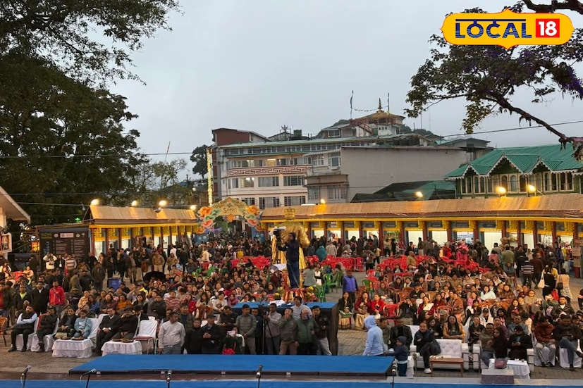 দার্জিলিং, ঋত্বিক ভট্টাচার্য : দার্জিলিংয়ের ম্যালে শুরু হল জেলার অষ্টম সরসমেলা। মুখ্যমন্ত্রী মমতা বন্দ্যোপাধ্যায় ভার্চুয়ালি এই মেলার উদ্বোধন করেন। দার্জিলিং হিল কাউন্সিলের জিনিস ও হ্যান্ডিক্রাফ্ট, পর্যটন দপ্তরের উদ্যোগে শুরু হয়েছে এই বৃহৎ মেলা। দার্জিলিং, ঋত্বিক ভট্টাচার্য : দার্জিলিংয়ের ম্যালে শুরু হল জেলার অষ্টম সরসমেলা। মুখ্যমন্ত্রী মমতা বন্দ্যোপাধ্যায় ভার্চুয়ালি এই মেলার উদ্বোধন করেন। দার্জিলিং হিল কাউন্সিলের জিনিস ও হ্যান্ডিক্রাফ্ট, পর্যটন দপ্তরের উদ্যোগে শুরু হয়েছে এই বৃহৎ মেলা।