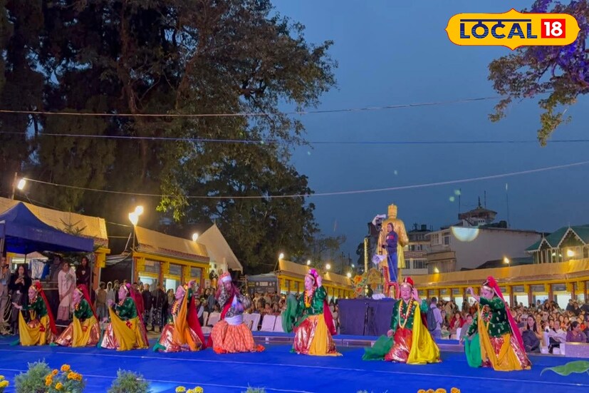 মেলাটি চলবে ১৬ই নভেম্বর পর্যন্ত। দার্জিলিং জেলা প্রশাসন, পর্যটন দপ্তর ও হিল কাউন্সিলের যৌথ উদ্যোগে প্রতি বছর এই মেলা আয়োজিত হয়। গত কয়েক বছর ধরে শিলিগুড়ি ও দার্জিলিং—দুই শহরেই সমান সাড়া পাচ্ছে এই সরসমেলা। ছবি ও তথ্য : ঋত্বিক ভট্টাচার্য