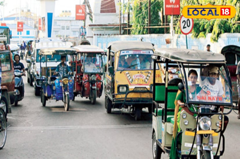 পরিবহণ দপ্তর জানিয়েছে, আগামী নভেম্বর মাস থেকেই শিলিগুড়ি শহরে অ্যাপের মাধ্যমে অটো পরিষেবা পাওয়া যাবে। যাত্রী সাথীকে আরও জনপ্রিয় ও সহজলভ্য করতে এই পদক্ষেপ নেওয়া হয়েছে। শিলিগুড়ি পরিবহণ দপ্তর, অ্যাসোসিয়েশন এবং অটোচালক সংগঠনগুলির সঙ্গে আলোচনার পরেই এই সিদ্ধান্ত। ছবি ও তথ্য : ঋত্বিক ভট্টাচার্য