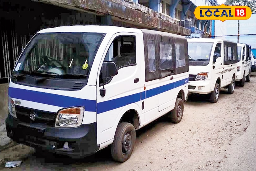 শিলিগুড়ি, ঋত্বিক ভট্টাচার্য : এবার ‘যাত্রী সাথী’ অ্যাপে যুক্ত হচ্ছে অটো পরিষেবা। শুরু হয়েছে অটোর রেজিস্ট্রেশন প্রক্রিয়া। গত বছর শিলিগুড়িতে সরকারি উদ্যোগে চালু হয়েছিল ‘যাত্রী সাথী’ অ্যাপ। তবে এখনও পর্যন্ত তেমন সাড়া মেলেনি। যাত্রীরা বাস বা ট্যাক্সির মতো সুবিধা পেতে চাইলেও, অটোকে এতে যুক্ত করার দাবি উঠছিল বহুদিন ধরেই। শিলিগুড়ি, ঋত্বিক ভট্টাচার্য : এবার ‘যাত্রী সাথী’ অ্যাপে যুক্ত হচ্ছে অটো পরিষেবা। শুরু হয়েছে অটোর রেজিস্ট্রেশন প্রক্রিয়া। গত বছর শিলিগুড়িতে সরকারি উদ্যোগে চালু হয়েছিল ‘যাত্রী সাথী’ অ্যাপ। তবে এখনও পর্যন্ত তেমন সাড়া মেলেনি। যাত্রীরা বাস বা ট্যাক্সির মতো সুবিধা পেতে চাইলেও, অটোকে এতে যুক্ত করার দাবি উঠছিল বহুদিন ধরেই।