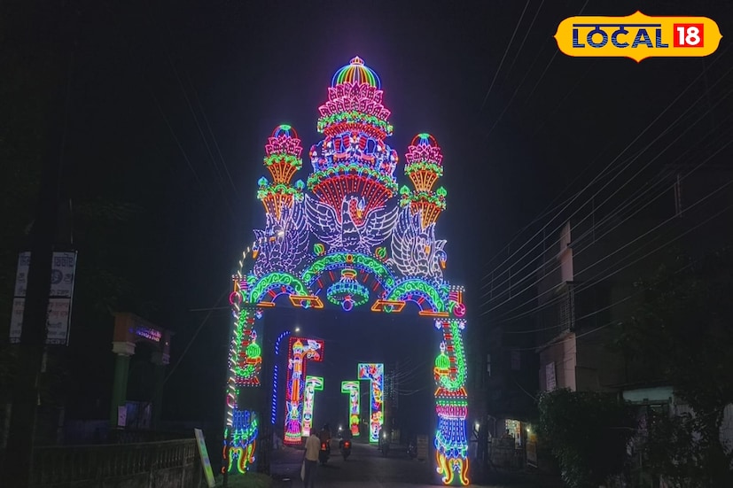 মণ্ডপে ফুটে উঠেছে বাংলার গৃহবধূর হেঁসেল- মশলা, হাঁড়ি, খুন্তি, বাটনা-বাটি, এমনকি উনুনের ওপর ভাতের হাঁড়ি কড়াইও দেখা যাচ্ছে। দেবী প্রতিমা তৈরি হয়েছে একেবারে হেঁসেলে থাকা মায়ের মত করেই। যেন মা নিজেই সংসারের হাল ধরেছেন। পুজো কমিটির তরফে জানানো হয়েছে, নারী শক্তিকে সম্মান জানাতেই এ বছরের এই ভাবনা ‘মায়ের হেঁসেল’।