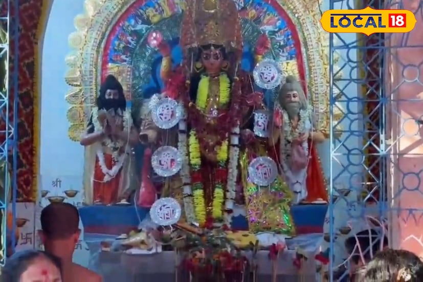 গ্রামের বাসিন্দা সুন্দর গোপাল চ্যাটার্জী জানান, “আগে এখানে কয়েকটি মাত্র পারিবারিক পুজো হত। তখন গ্রামের সব শিল্পীরা কবিগানের সুযোগ পেতেন না। তাই কবিয়ালদের সুযোগ করে দিতে শুরু হয় বারোয়ারি পুজো।” তাঁর কথায়, অনেকটা যেমন অন্যত্র বাড়িতে কার্তিক ফেলে দেওয়ার প্রথা আছে, তেমনই এখানে অনেকে ‘জগদ্ধাত্রী দেন’। এই ভাবেই বছর বছর নতুন পুজো বেড়েছে। তথ্য ও ছবি: বনোয়ারীলাল চৌধুরী